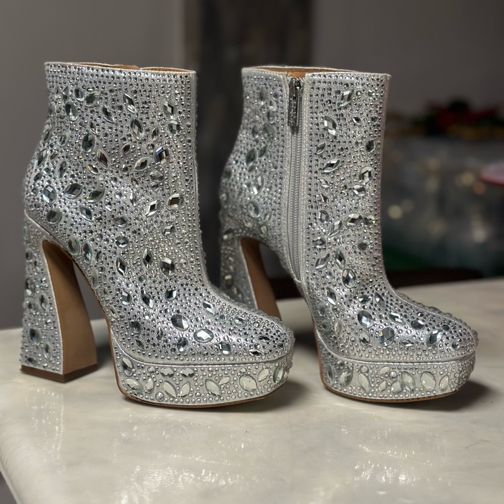 Jessica Simpson Dollyi Crystal Embellished Bootie size 5.5